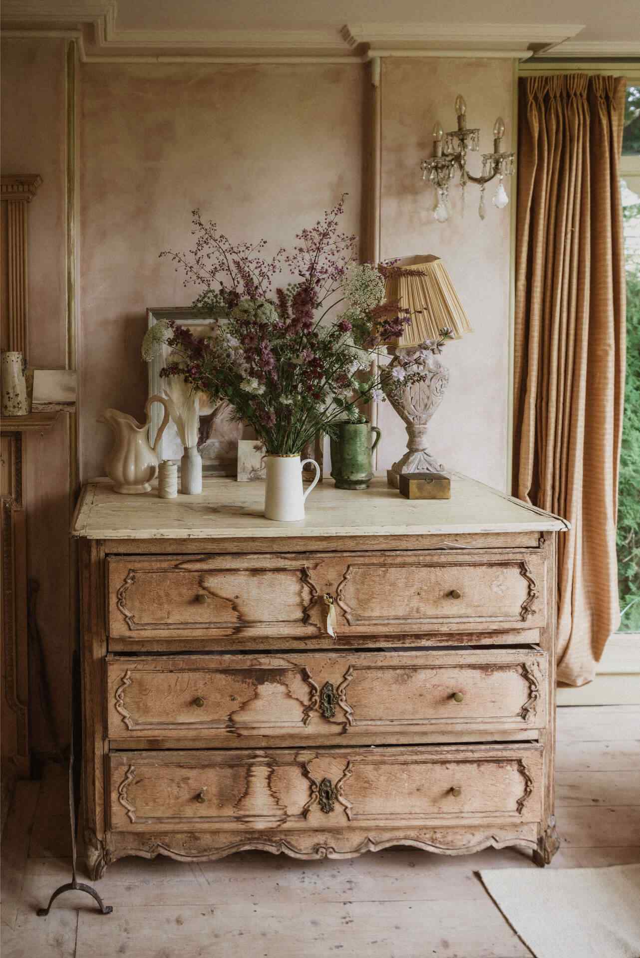 Elegantly arranged flowers in an antique furnished living room